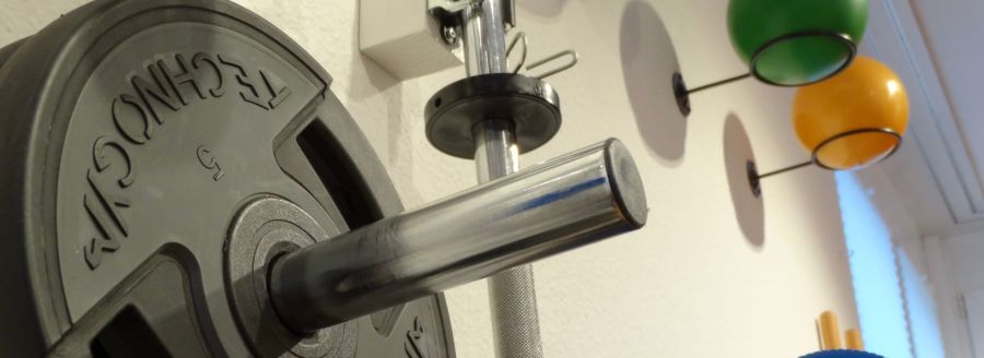 Praxisraum mit Liegen und Cardiogerät