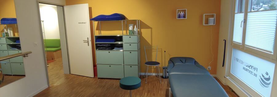 Praxiszimmer mit liegen und Cardiogerät